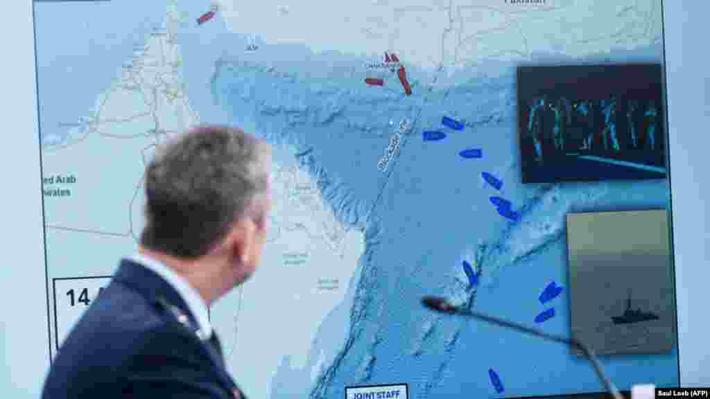 General Dan Caine, predsjedavajući Združenog generalštaba oružanih snaga Sjedinjenih Američkih Država, pokazuje mapu Hormuškog moreuza tokom konferencije za novinare u Pentagonu 16. aprila. SAD su saopštile da će spriječiti sav pomorski saobraćaj koji ulazi u iranske luke ili ih napušta "koliko god bude potrebno".