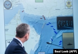 Глава Объединенного комитета начальников штабов Воруженных сил США генерал Дэн Кейн у карты Ормузского пролива и Оманского залива