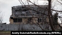 Обстрелянный дом в Марьинке Донецкой области
