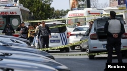 Израильдің Стамбұлдағы консулдығы маңында жүрген қауіпсіздік қызметкерлері. Түркия, 7 сәуір, 2026 жыл.