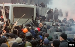 Віталій Кличко намагається зупинити радикально налаштованих молодиків, які почали штурмувати кордон правоохоронців на вулиці Грушевського