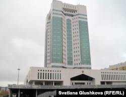 Үкімет орналасқан кешен. Астана, 27 қазан 2011 жыл.