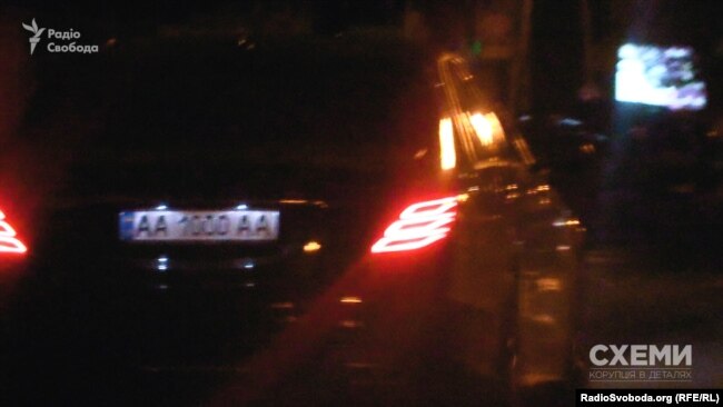 «Мерседес» з номерами АА1000АА виїжджає з території ГПУ услід за кортежем генпрокурора Луценка