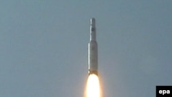 موشکی که کره شمالی می‌گوید برای قرار دادن ماهواره مخابراتی در مدار به فضا فرستاده است. 