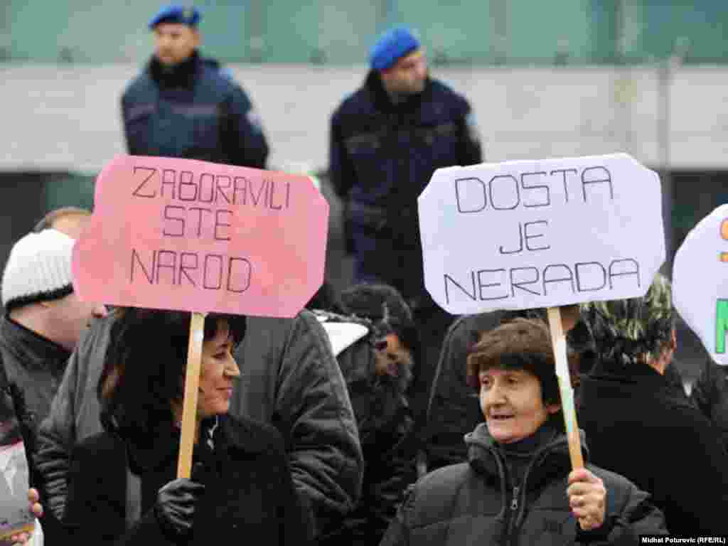 Mirni protest žena ispred zgrade Parlamenta BiH zbog neformiran​ja državne vlasti i ignorisanj​a Zakona o ravnopravn​osti spolova, Sarajevo, 24.11.2011.