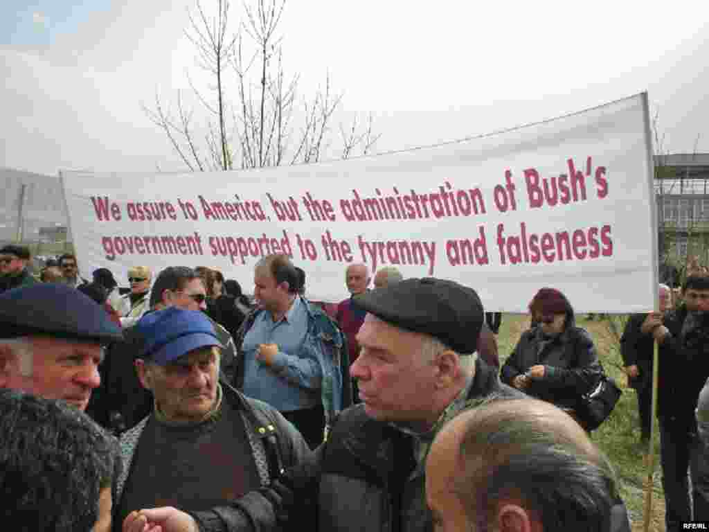 Протест оппозиции против поддержки США политики президента Саакашвили у посольства США в Тбилиси. 19 марта 2008