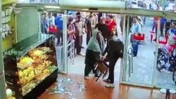 Ҳамлаи вакили парламенти Афғонистон ба дукони ширинифурӯшӣ