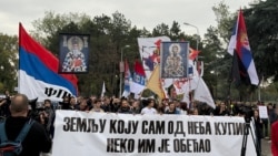 Učesnici studentskog protesta uoči lokalnih izbora na Kosovu nose transparent na kojem je ispisan stih pesme "Kosovo Polje" Matije Bećkovića, književnika i akademika poznatog po desnim stavovima, Beograd, 11. oktobar 2025.