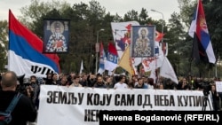 Учесници на студентскиот протест во пресрет на локалните избори во Косово носат транспарент на кој е напишан стихот од песната „Косово Поље“ од Матија Бечковиќ, писател и академик познат по своите десничарски ставови, Белград, 11 октомври 2025 година.