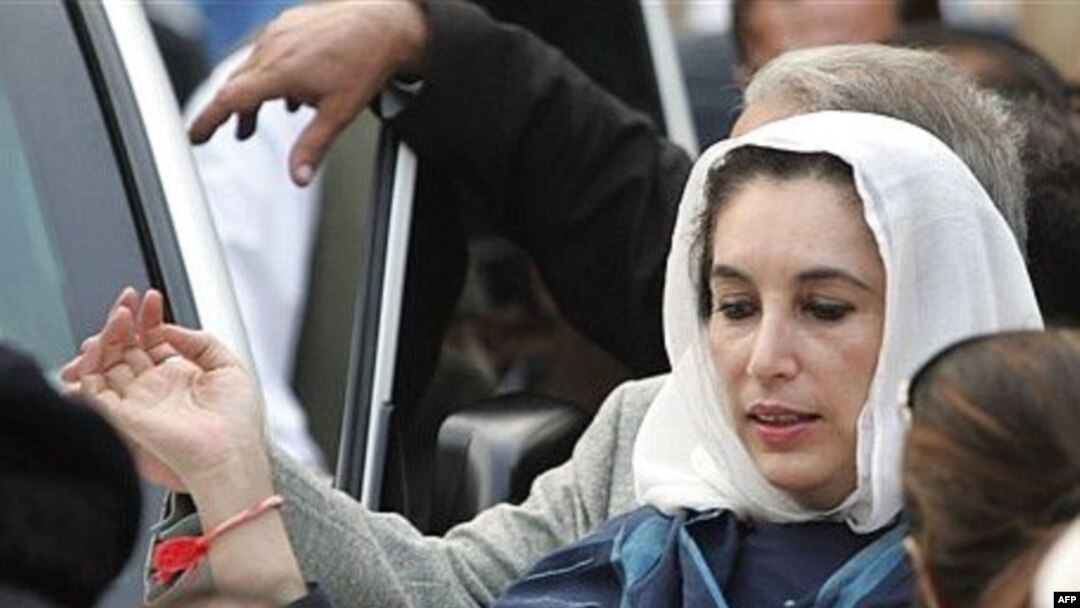 بی نظير بوتو، نخست وزير پيشين و رهبر حزب مردم پاکستان در حال خروج از منزل خود در اسلام آباد