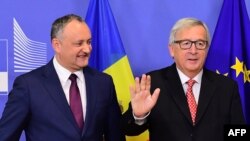 Igor Dodon (stânga și președintele Comisiei Europene Jean-Claude Juncker Bruxelles, 7 februarie 2017