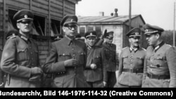1944 рік, генерал Власов (другий зліва) з членами армії РВА