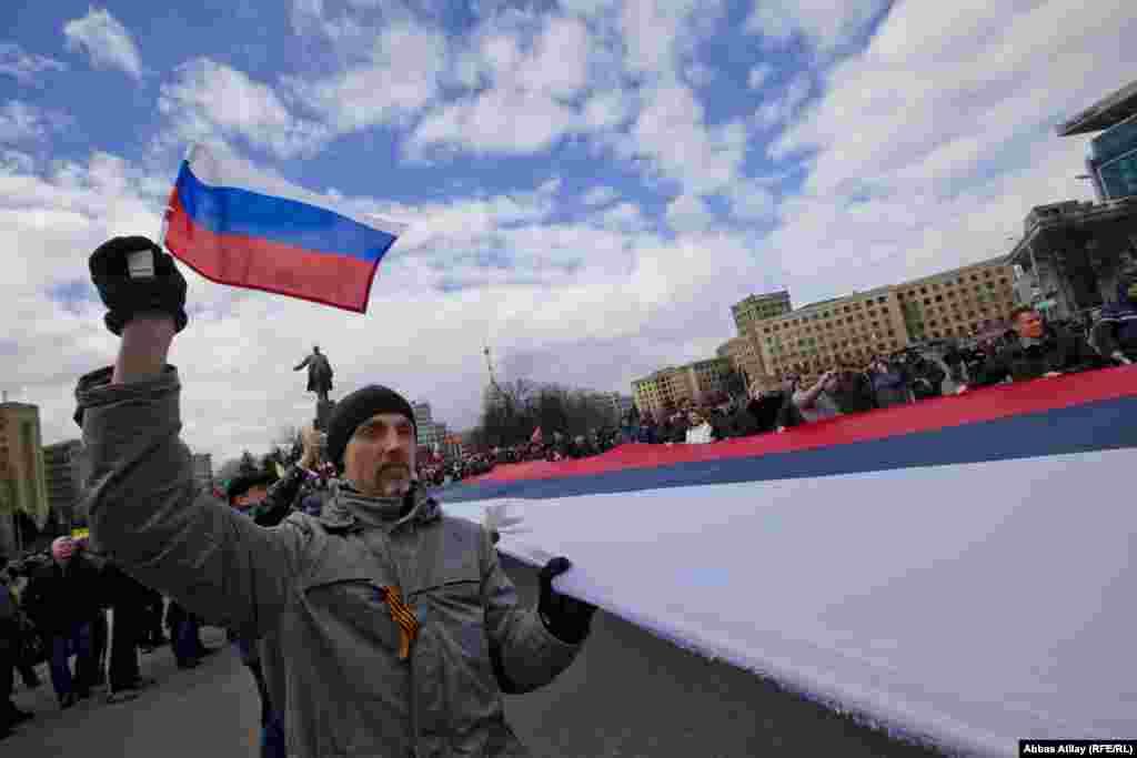 200 metrlik Rusiya bayrağı Xarkov şəhərinin parlamenti qarşısında açılıb.