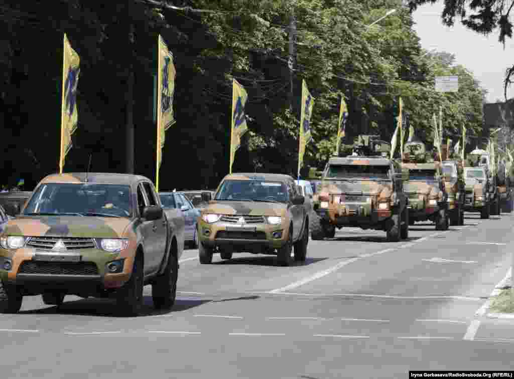 Святкування 4-ї річниці визволення Маріуполя почався парадом військової техніки. По головній вулиці міста урочистим маршем пройшли підрозділи полку &laquo;Азов&raquo;, морської піхоти, прикордонників та поліції