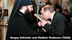 Vladimir Putin, president-elect at the time, kisses an icon at the Kyiv-Pechersk Lavra monastery, an Eastern Orthodox hub, in Kyiv in 2000. Mikhail Zygar says control of the Ukrainian capital holds an almost "mystical" allure for Putin. 