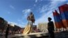 Երևանում պաշտոնապես բացվեց Արամ Մանուկյանի աղմկահարույց արձանը