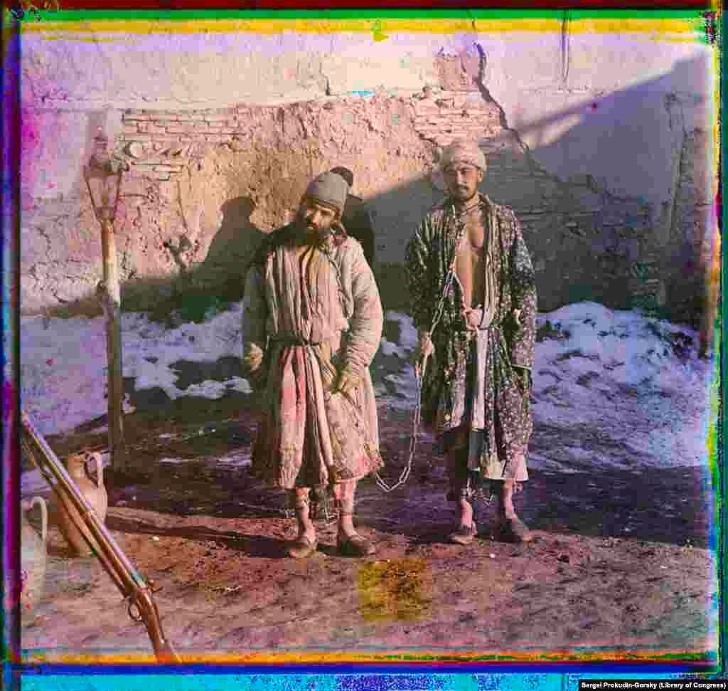 Dva zarobljenika iz zloglasne tamnice u Buhari. Fotografija je snimljena samo nekoliko metara od jame u kojoj su mučena dva britanska časnika, prije nego što im je emir iz Buhare na kraju 1842. godine odsjekao glave.