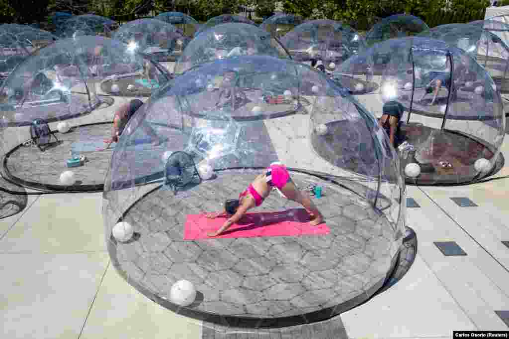 იოგა სოციალური დისტანციის დაცვით ქალაქ ტორონტოში.