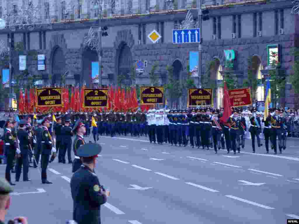 Святковий парад відкриватимуть прапороносці. В їх руках Державний прапор України та точна копія Прапора Перемоги, за ними - штандарти чотирьох українських фронтів та «Українського партизанського фронту».