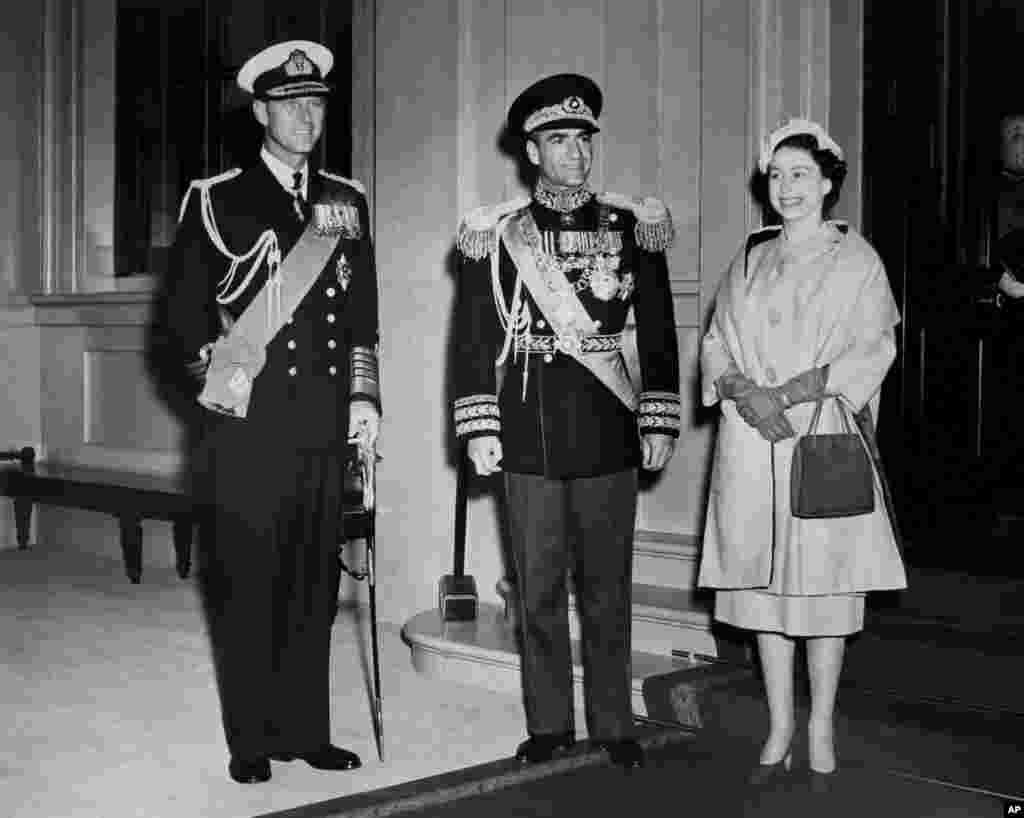 Printre primele vizite de stat de la Palatul Buckingham a fost cea a șahului Mohammed Reza Pahlavi al Persiei, care a sosit la Londra pe 5 mai 1959. Şahul a făcut atunci&nbsp; o vizită de stat de trei zile în Marea Britanie.