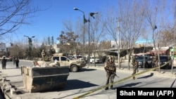 Военные на месте взрывов в Кабуле, 28 декабря 2017 года.
