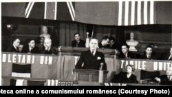 Petru Groza vorbind la primul congres al Sindicatelor Unite, ian. 1945. Mai pot fi văzuți Gh.Gheorghiu Dej, Chivu Stoica, Gh. Apostol, Ana Pauker. Fototeca online a comunismului românesc, cota:25/1945 