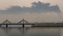 Дым над нефтехранилищем в Бахрейне после иранского удара