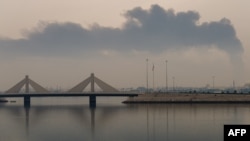 Дым над нефтехранилищем в Бахрейне после иранского удара