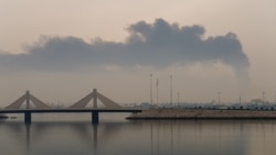 ستونی از دود پس از یک حمله ایران به مخازن سوخت در محرق بحرین، ۲۱ اسفند