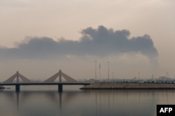 Un nor de fum se ridică în urma unui presupus atac iranian asupra rezervoarelor de combustibil din Muharraq, Bahrain, pe 12 martie 2026.