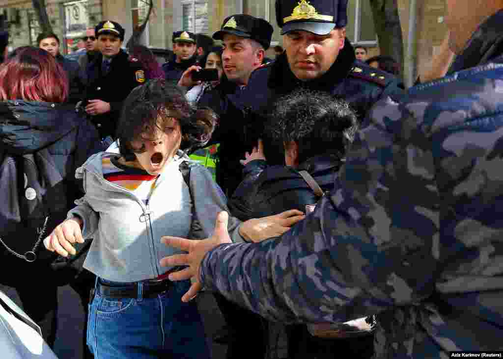 Так праходзіла акцыя пратэсту ў падтрымку правоў жанчыны і супраць гвалту. Баку, Азэрбайджан, 8 сакавіка.