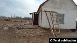 Дом, поврежденный из-за высокого уровня грунтовых вод в Сузакском районе. 24 февраля 2021 года.