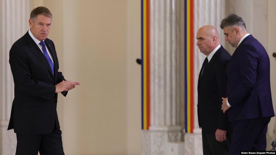 Președintele Klaus Iohannis și cei doi lideri ai Coaliției de la guvernare, Marcel Ciolacu și Ilie Bolojan, cu ajutorul cărora rămâne în fotoliul de la Cotroceni încă cinci luni după expirarea mandatului. 