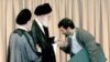 محمود احمدی نژاد و بوسه بر دست علی خامنه ای در زمان مراسم تحلیف دور اول ریاست جمهوری