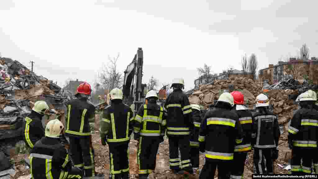 Рятувальники продовжують розбирати завали знищених будинків, квітень 2022 року / Праворуч – будівельник показує план будинку, який буде зведений на місці зруйнованого, квітень 2025 року
