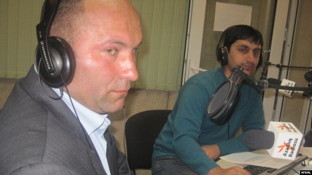 Elşad Məmmədov (solda) və aparıcı Kamran Mahmudov.
