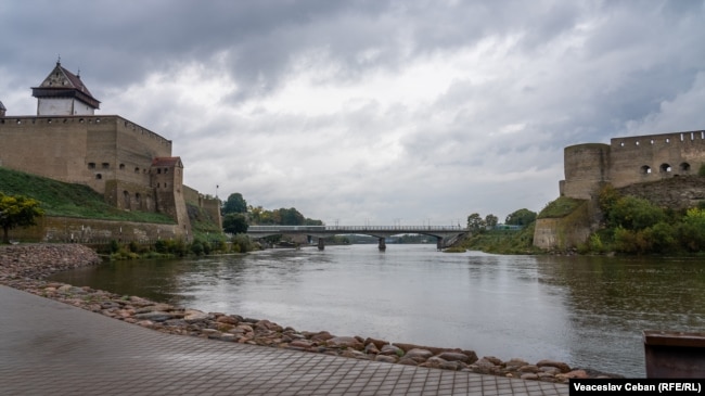 Міст у Нарві, що з'єднує Росію й Естонію