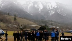Міністар унутраных спраў Францыі і службовыя асобы прыбылі на вэрталёце на поле побач зь месцам крушэньня Airbus A320 