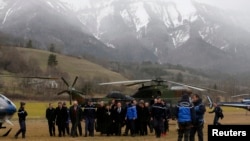 Міністр внутрішніх справ Франції Бернар Казнев та посадовці на місці аварії