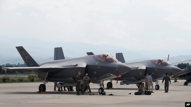 Американски изтребители F-35 във военна база в Скопие, Северна Македония, през юни 2022 г.
