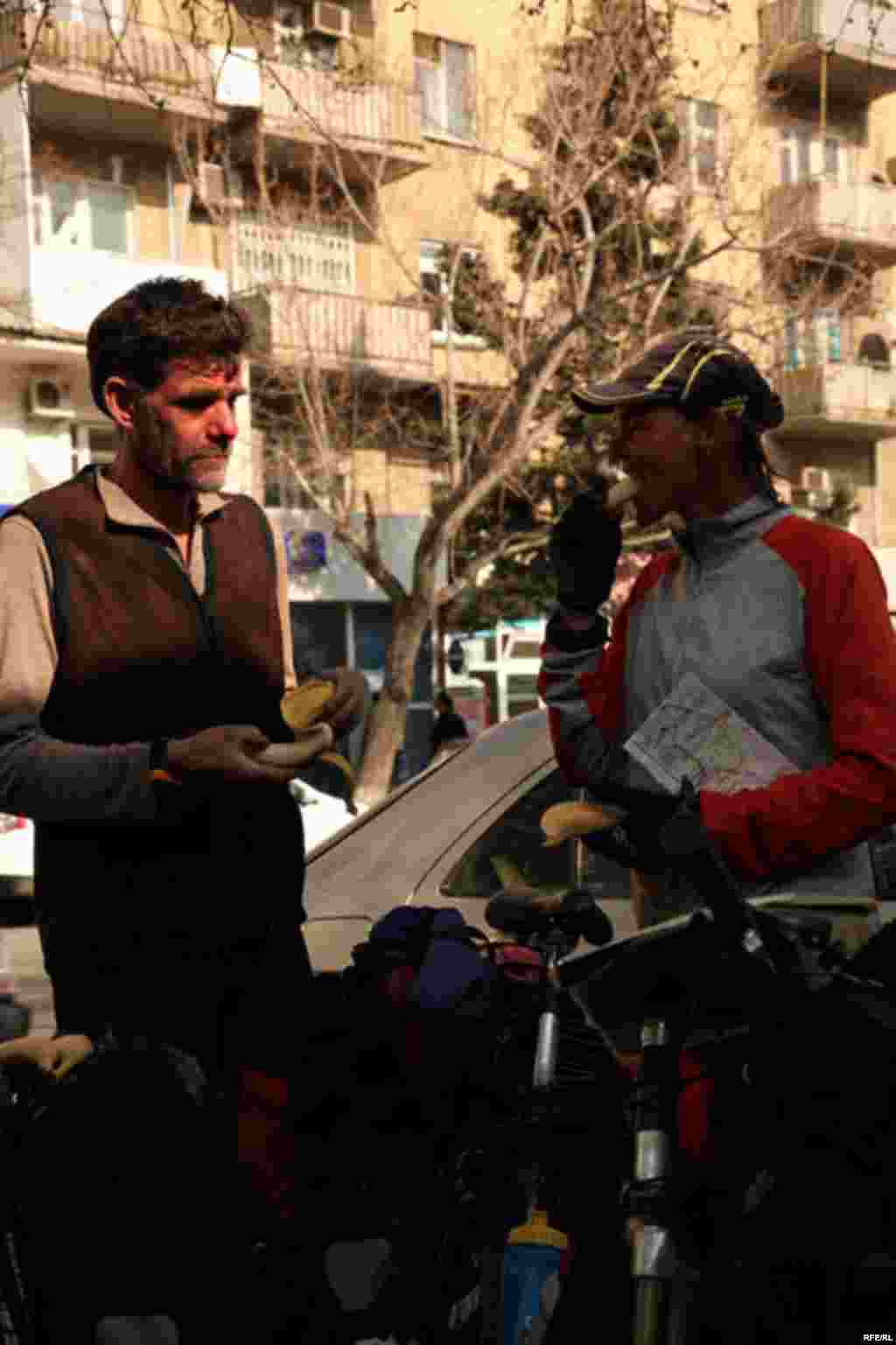 Dünyanı velosipedlə gəzən cütlük Bakıda #7