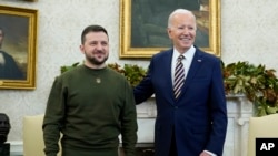 Президентът на САЩ Джо Байдън и украинският му колега Володимир Зеленски при тяхна среща във Вашингтон. Съединените щати са основният донор на военна помощ за Украйна във войната с Русия.