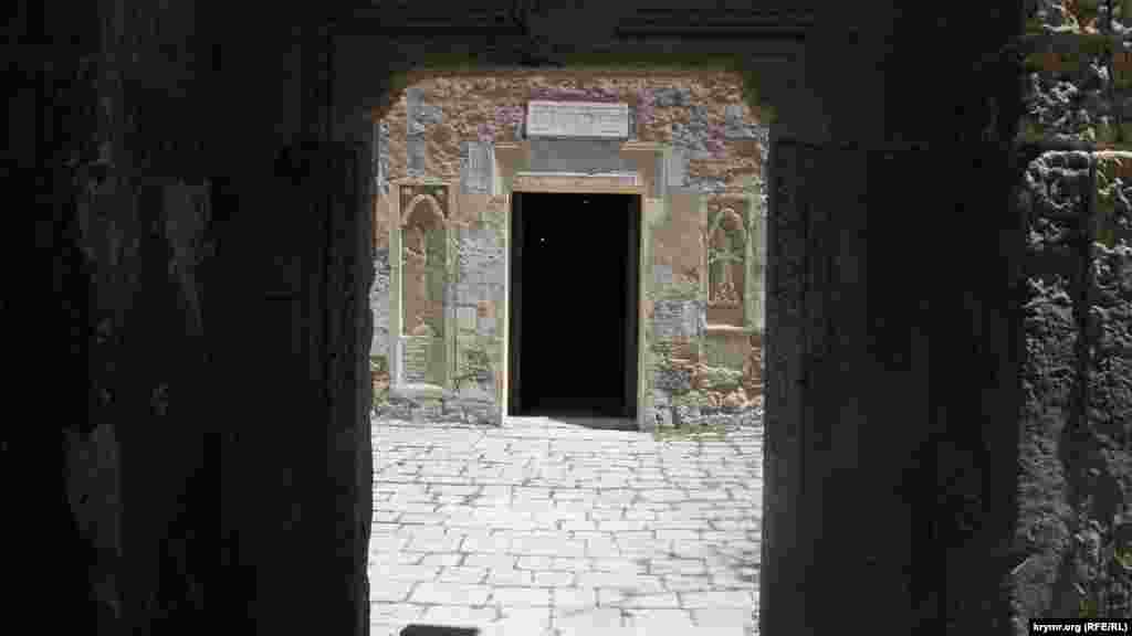 Храм Сурб Саркіс, біля якого похований Айвазовський