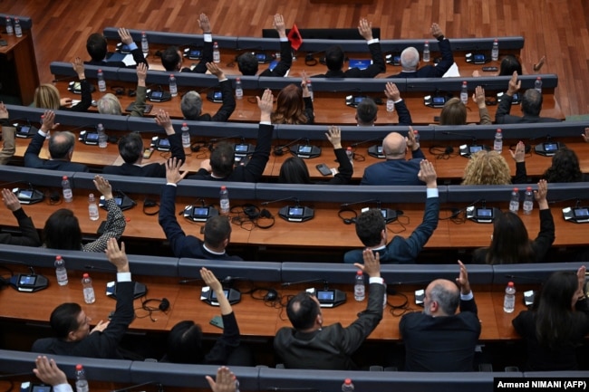 Deputetët e legjislaturës së kaluar në Kuvendin e Kosovës.