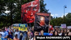 Під час акції протесту проти вторгнення військ Росії до України біля російського посольства у Польщі. Варшава, 17 липня 2022 року