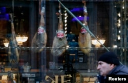 Еще в прошлом году в российских магазинах пресловутый испанский хамон можно было увидеть даже в открытых всем витринах