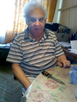 Семен Виленский с ножом, который ему подарили воры перед освобождением, фото автора