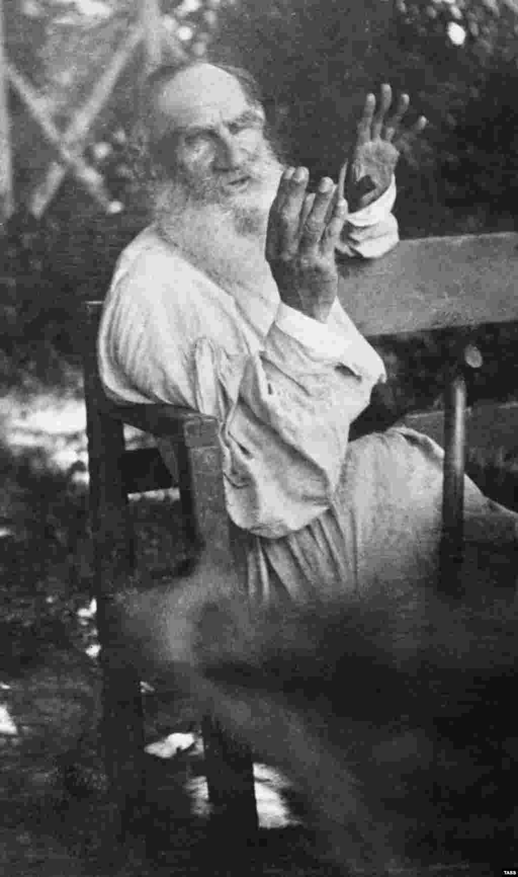 Рядка снимка на Толстой от 1909 г. По-малко от година по-късно, след семеен скандал, Толстой излиза от къщата си и тръгва през снега. След това се качва на влак в неизвестна посока. По време на пътуването заболява от пневмония и умира на 20 ноември 1910 г. в железопътен кантон. &nbsp;