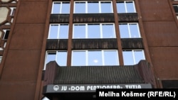 Zgrada Doma penzionera Tuzla jutro nakon požara, novembar 2025.