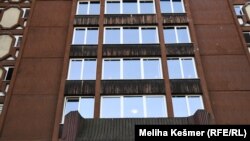 Зградата на Пензионерскиот дом во Тузла утрото по пожарот, ноември 2025.